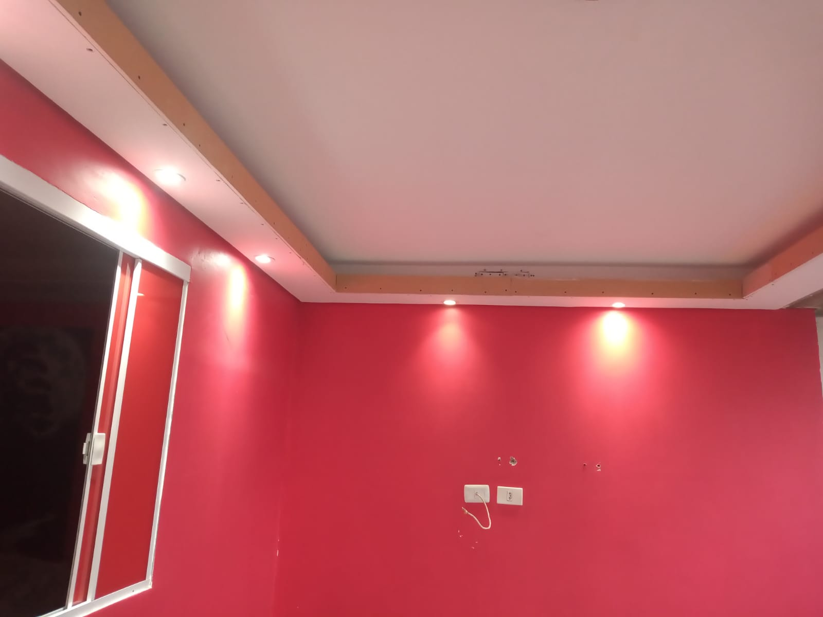 Ambiente com forro e sanca de gesso e iluminação embutida